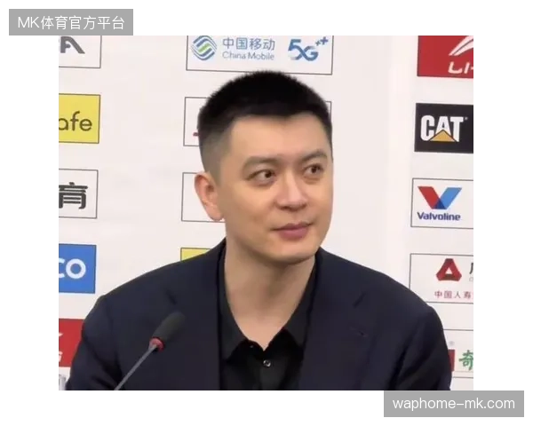 冠军教头杨鸣成为自由市场最大看点,新疆队凭借其雄厚的薪资空间在争夺战中占据领先优势 冠军教头杨鸣成为自由市场最大看点,新疆队凭借其雄厚的薪资空间在争夺战中占据领先优势
